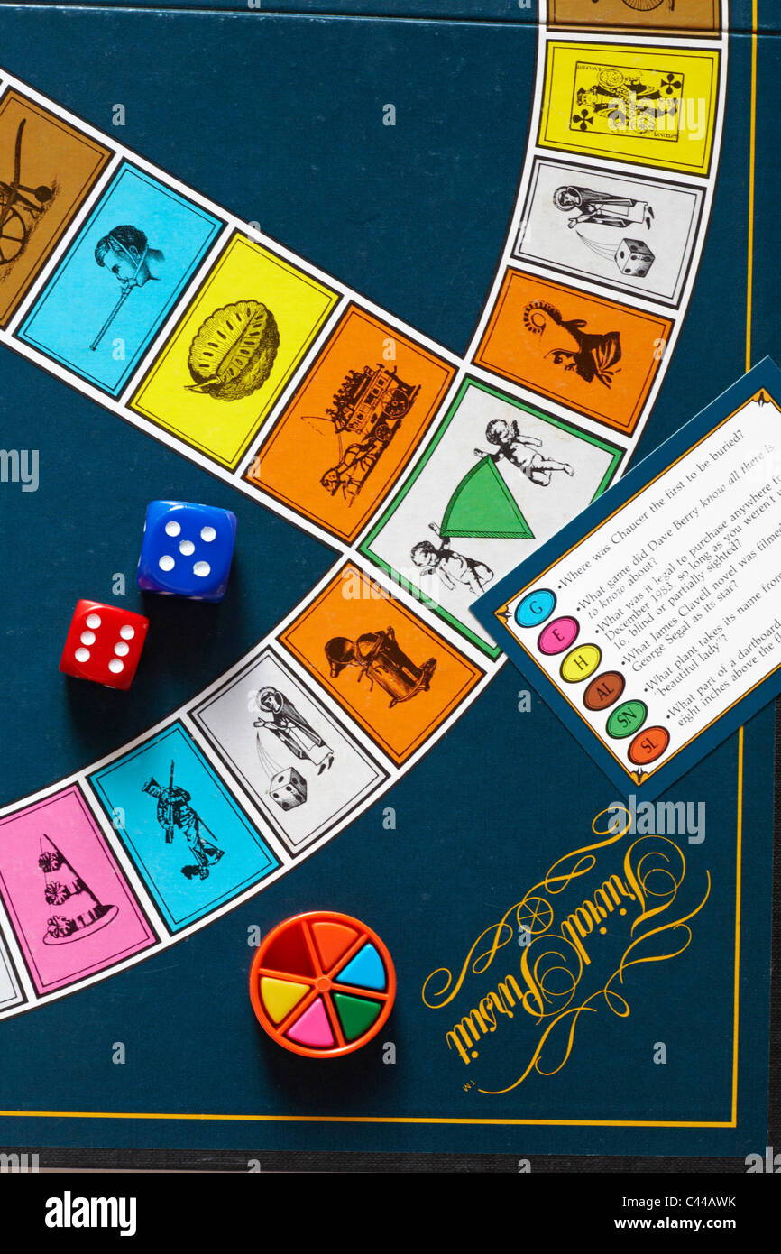 Jugar un juego de Trivial Pursuit - Dice, cuñas de color y la tarjeta de  preguntas en Trivial Pursuit board - Trivial Pursuit juego Fotografía de  stock - Alamy