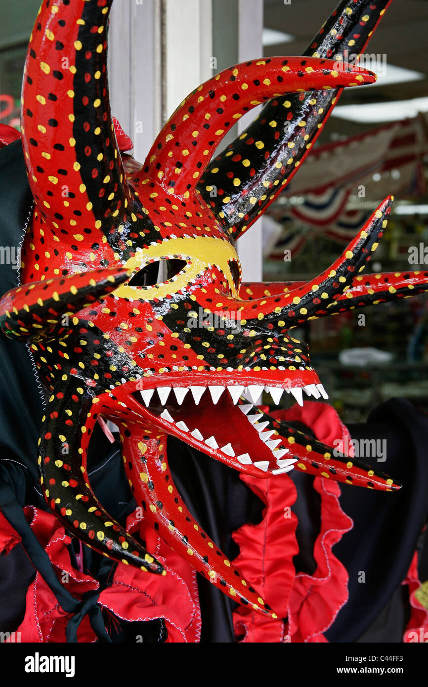 Coloridas máscaras o vejigantes y fanfarria durante el carnaval en Ponce, Puerto  Rico Fotografía de stock - Alamy
