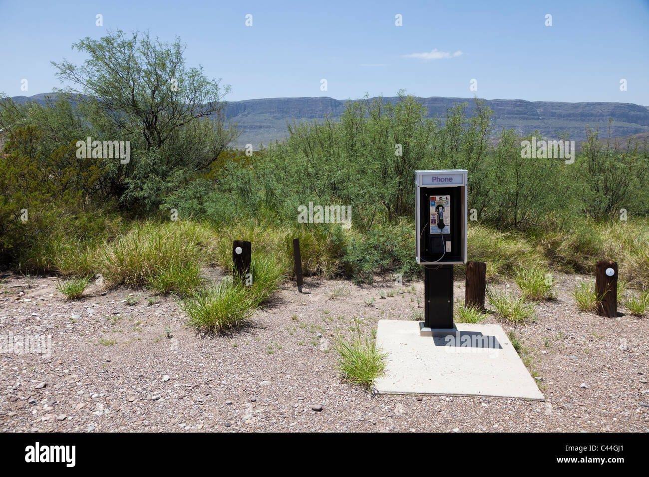 Teléfono público en desierto en Castolon Parque Nacional Big Bend, Texas, EE.UU. Foto de stock
