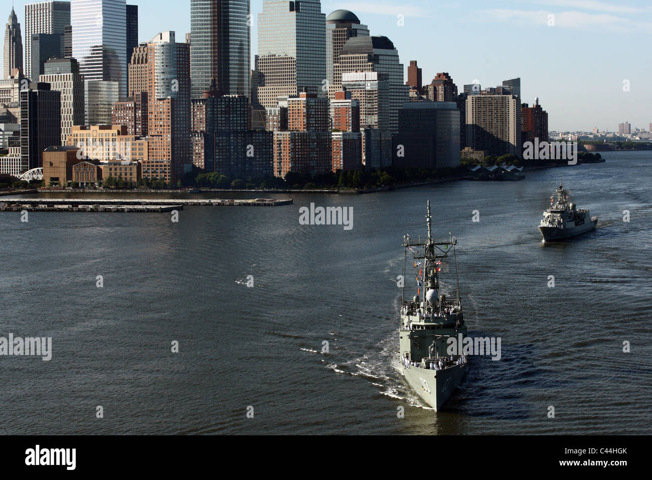 Los buques de guerra de la marina australiana HMAS Ballarat y HMAS Sydney empañe el río Hudson durante una visita de buena voluntad a la ciudad de Nueva York. Foto de stock