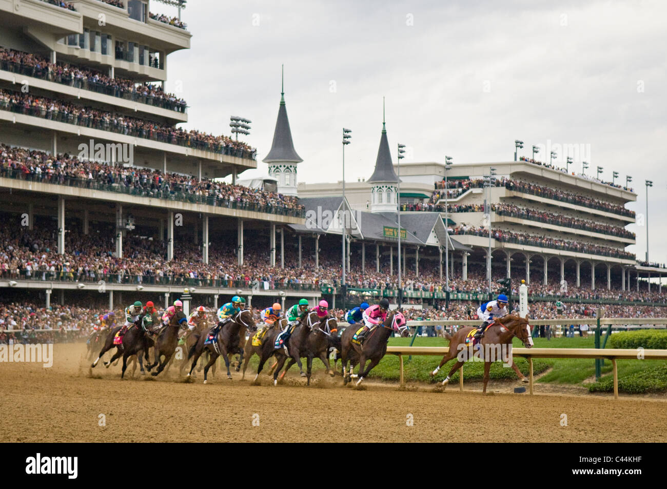 Redondeo de caballos la primera vuelta en el 2011 Kentucky Derby en el