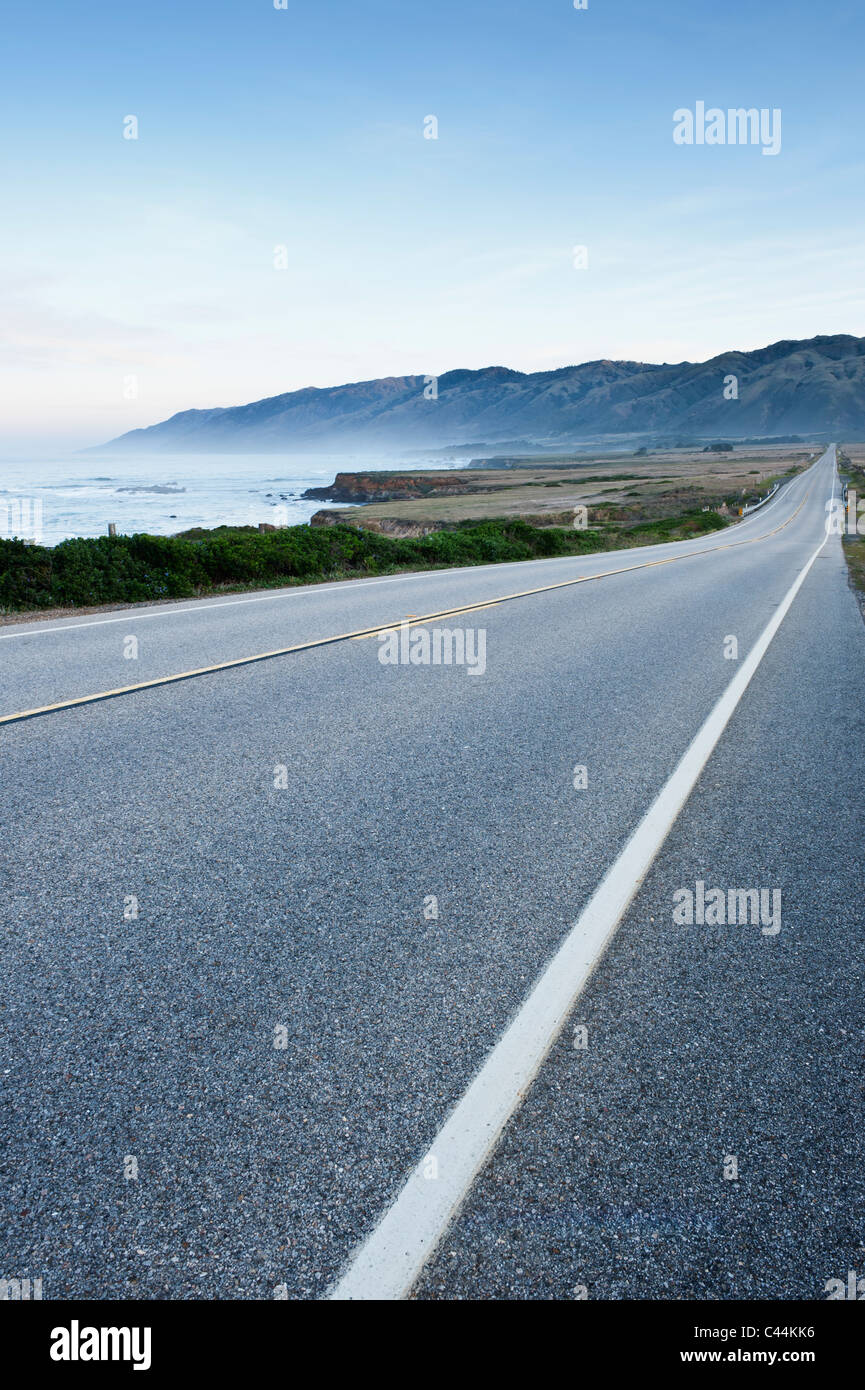 Cabrillo Highway (Hwy 1 hacia el norte de San Simeón, California Foto de stock