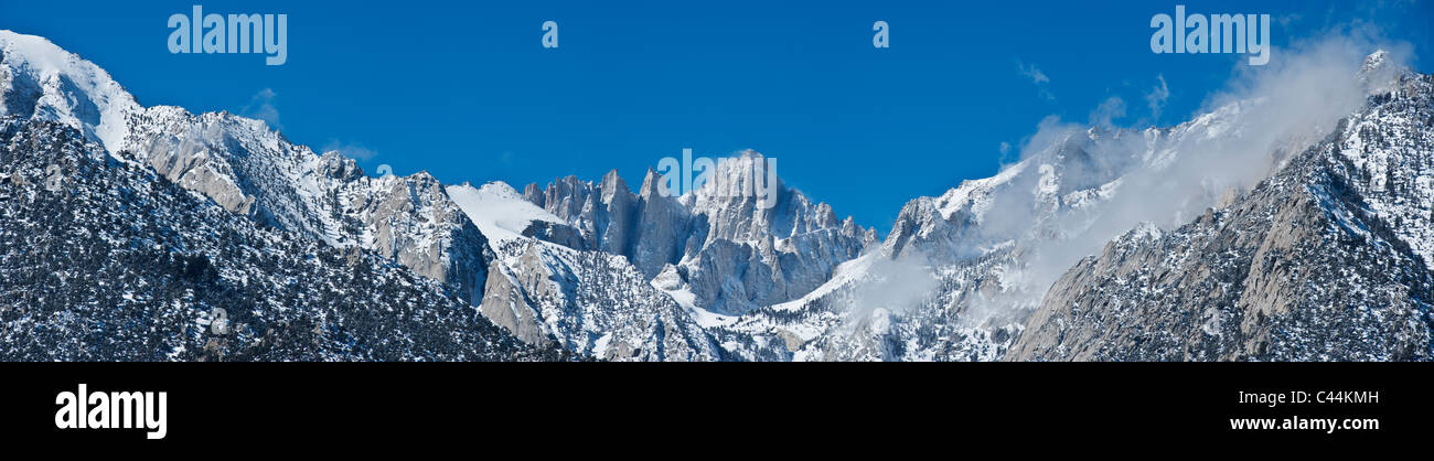 Vista panorámica invernal de Mount Whitney, montañas de Sierra Nevada, California Foto de stock
