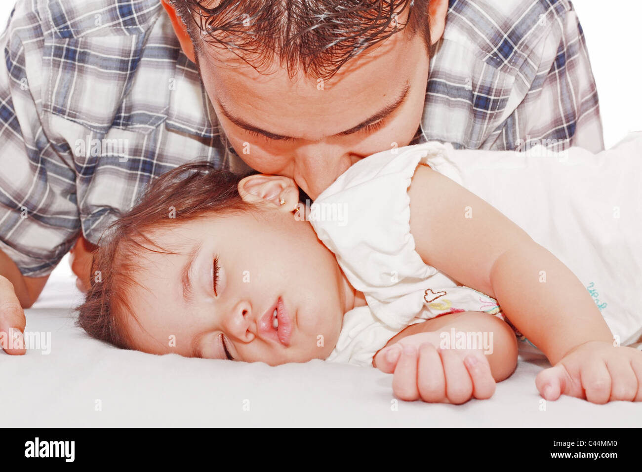 Padre besando a su bebe durmiendo Fotografía de stock - Alamy