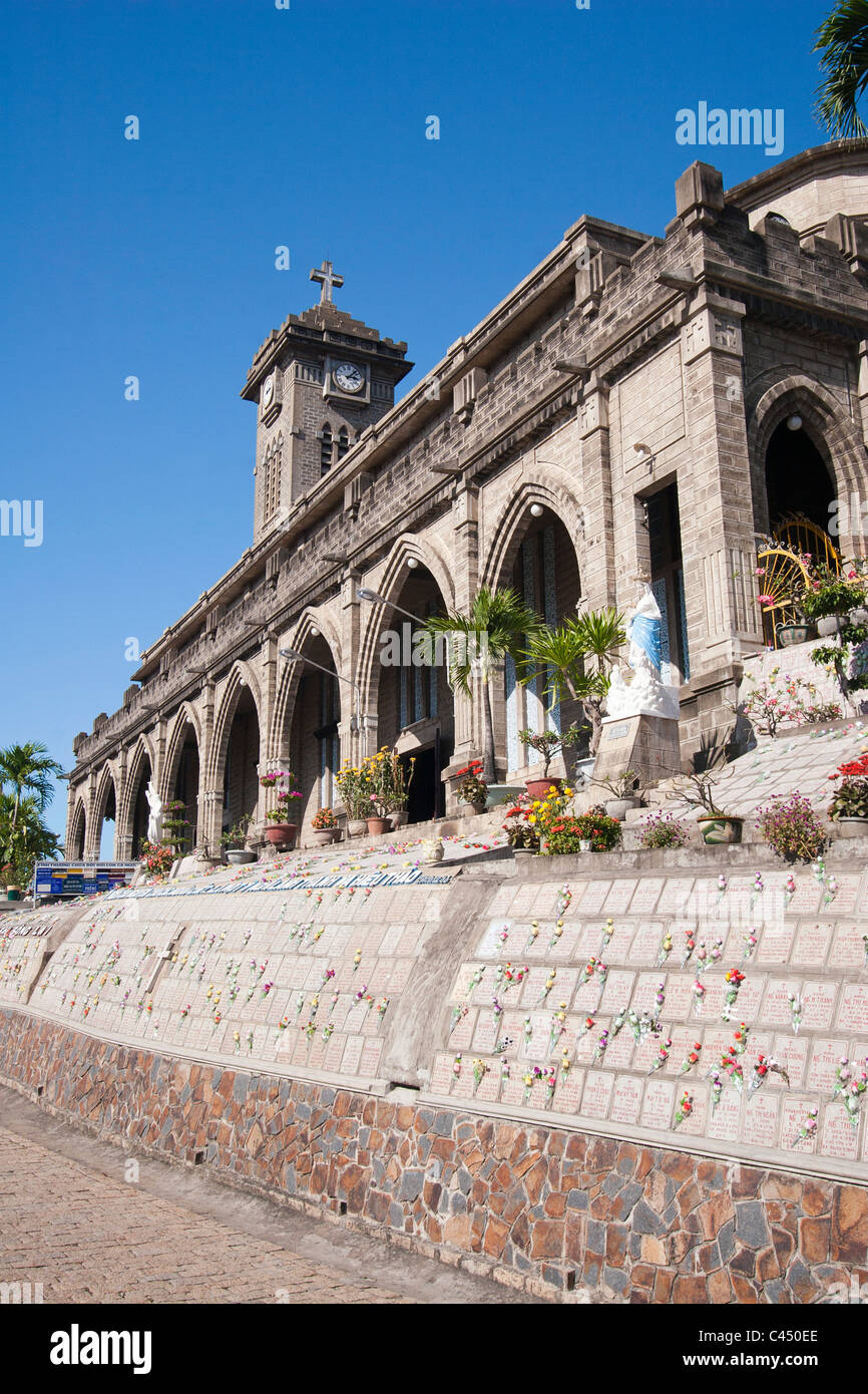 Vietnam, el sur de la región central de Vietnam, Nha Trang Nha Trang Catedral, la columnata arqueada junto exterior de la catedral Foto de stock