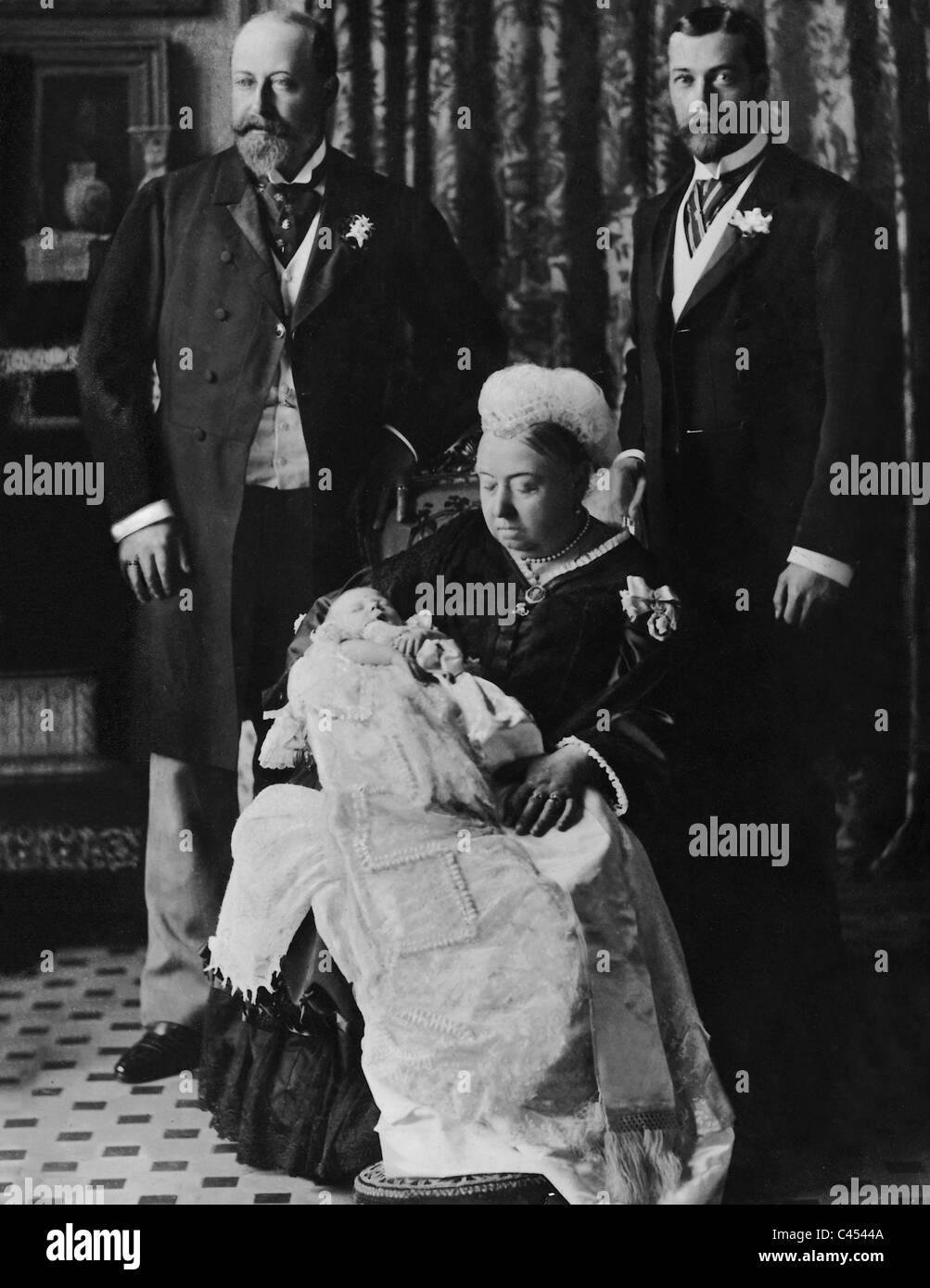 La reina Victoria con el Rey Eduardo VII, el rey George V y bisnieto Albert Edward Foto de stock