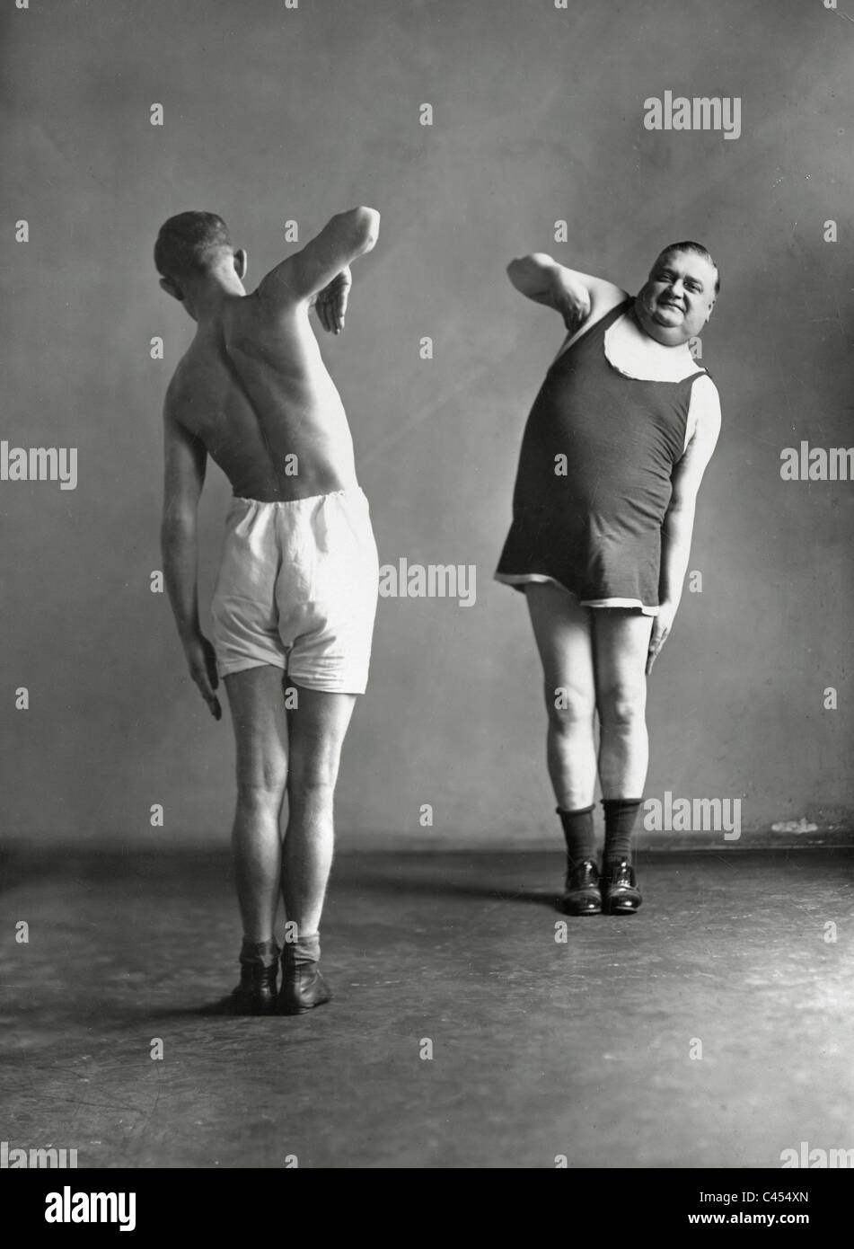 Dos hombres haciendo gimnasia, 1926 Foto de stock