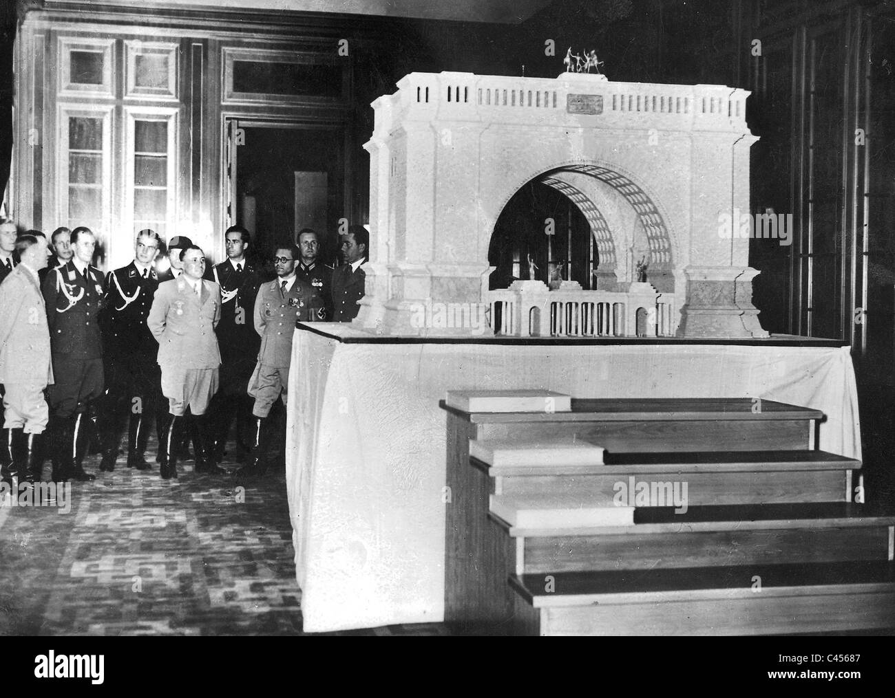 Hitler, Speer, Bormann inspeccionar un modelo del arco triunfal de Berlín Foto de stock