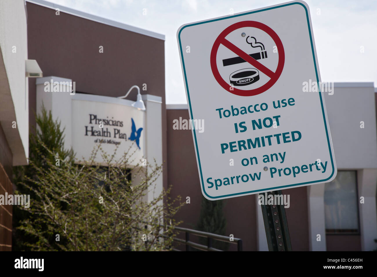 Lansing, Michigan - Un cartel prohíbe el consumo de tabaco en la propiedad de un centro de salud que forma parte del Hospital Sparrow. Foto de stock