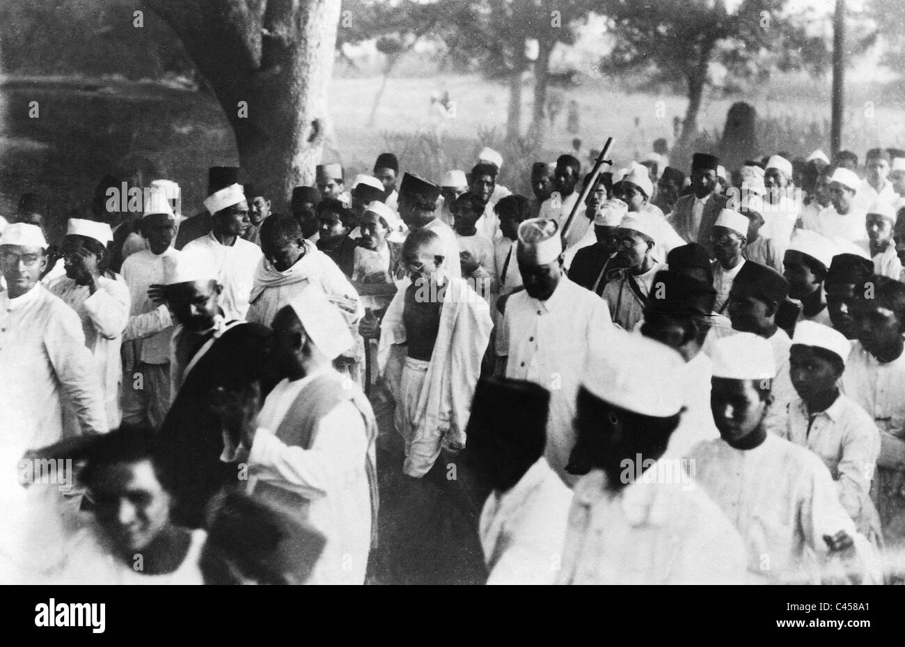 El Mahatma Gandhi y Sabarmati Ashram en el 'alt', marzo de 1930 Foto de stock