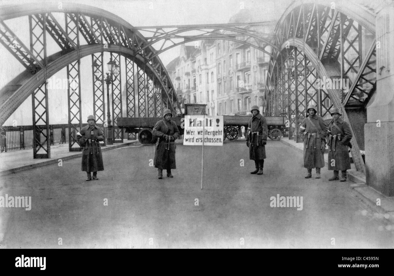 Las tropas leales al gobierno bloquear el puente Hansa durante la sublevación Espartaquista, 1919 Foto de stock