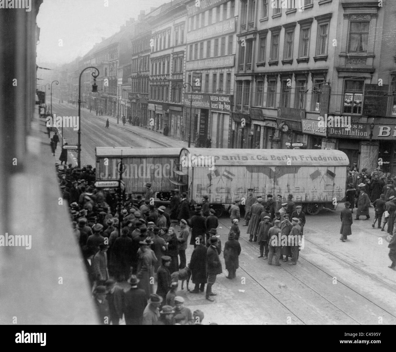 Bloquear la carretera durante el levantamiento espartaquista en Moabit, 1919 Foto de stock