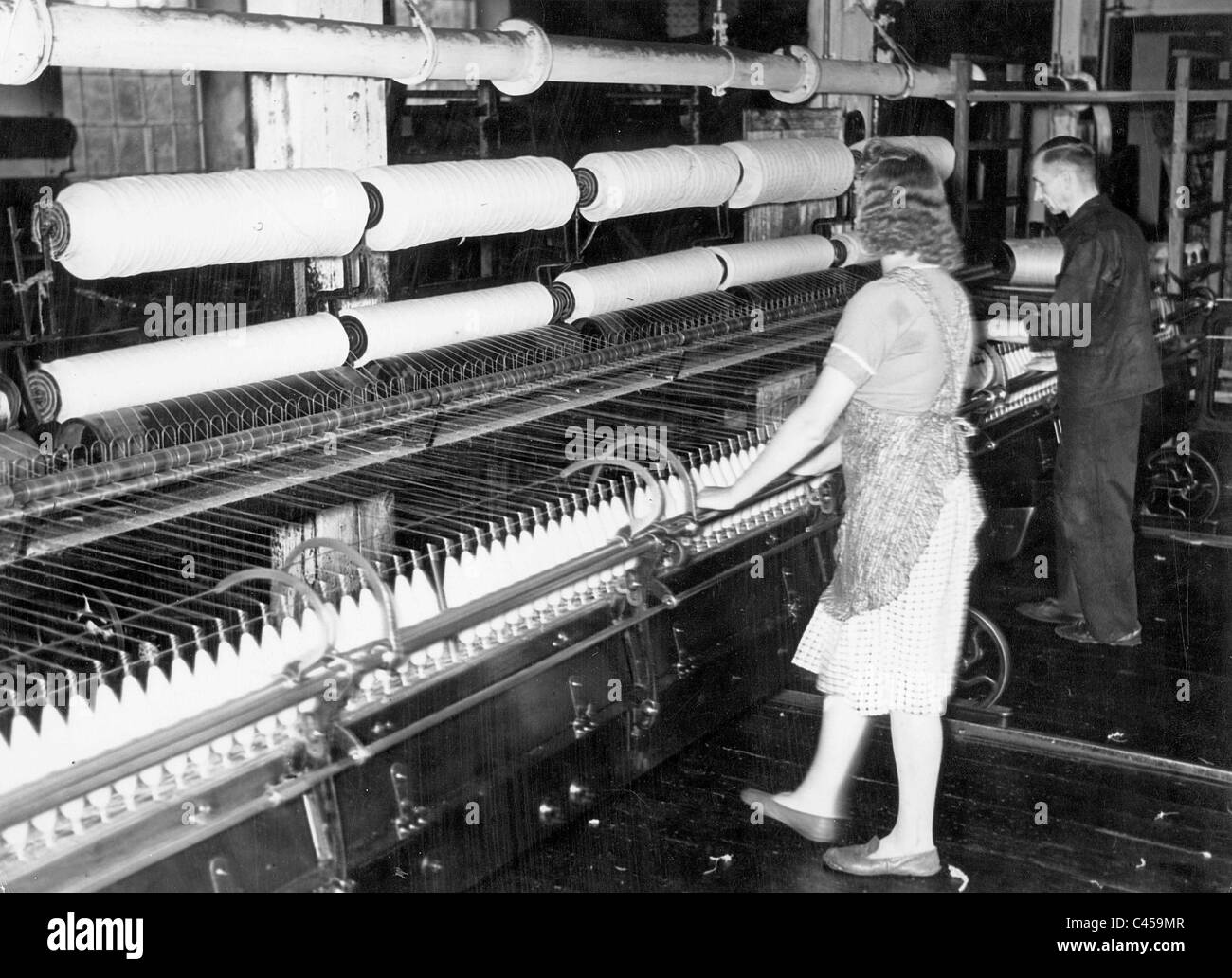 Trabajadora en una tejeduría, 1941 Foto de stock