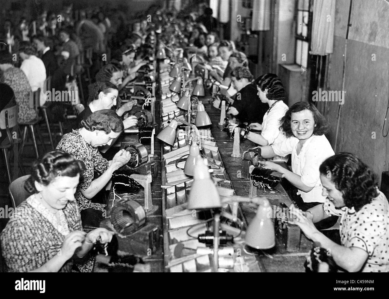 Las mujeres en la industria de armamento, 1940 Foto de stock