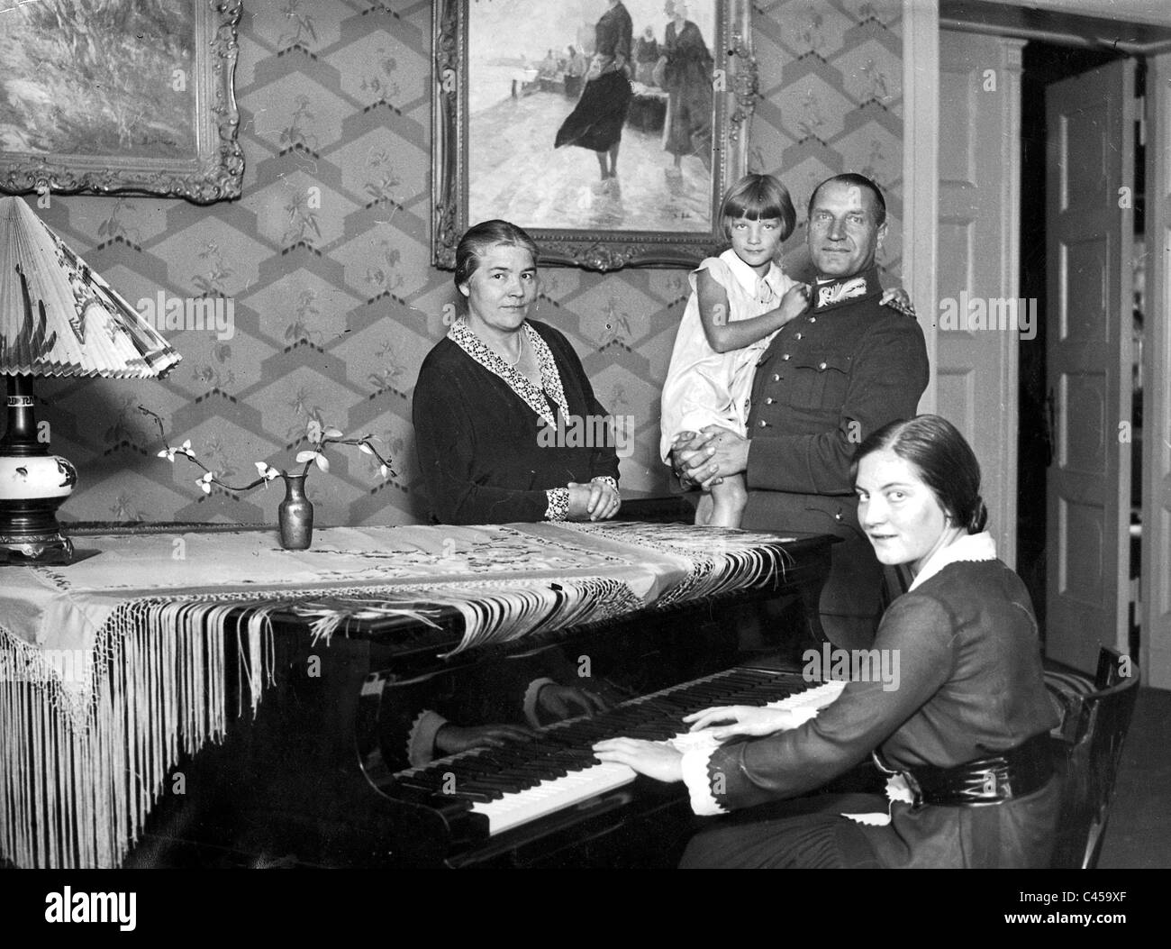 Foto de familia de una familia de clase media de Berlín desde los 20's Foto de stock