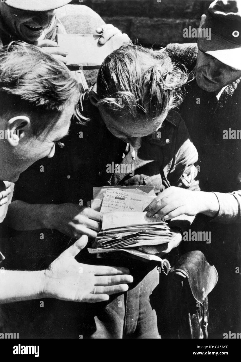 Soldados con el campo post, 1944 Foto de stock