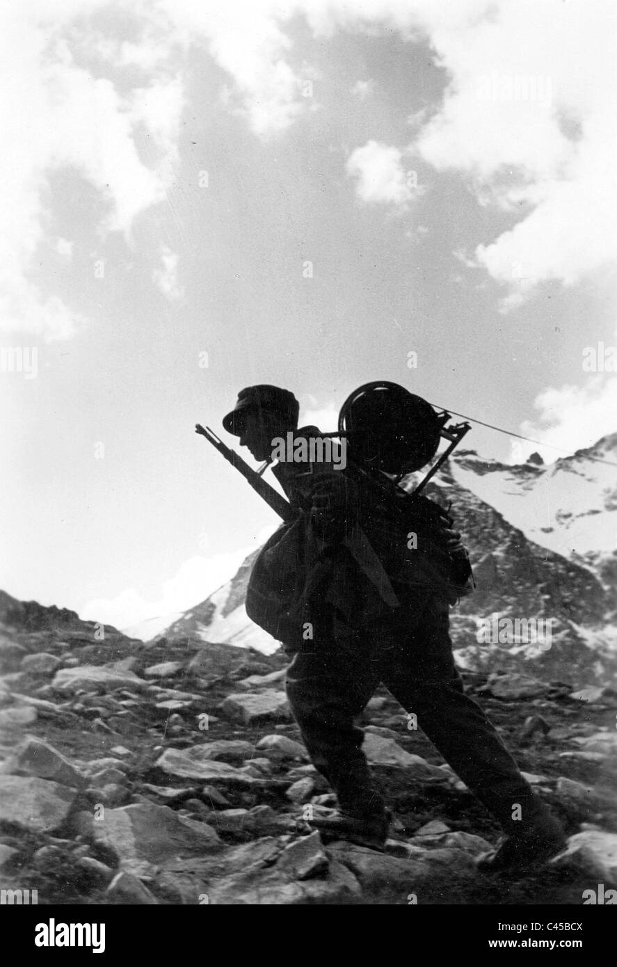 Hombre en traje militar guerrero Mujahedin en los tiempos modernos en  adelante un fondo blanco en el estudio Fotografía de stock - Alamy