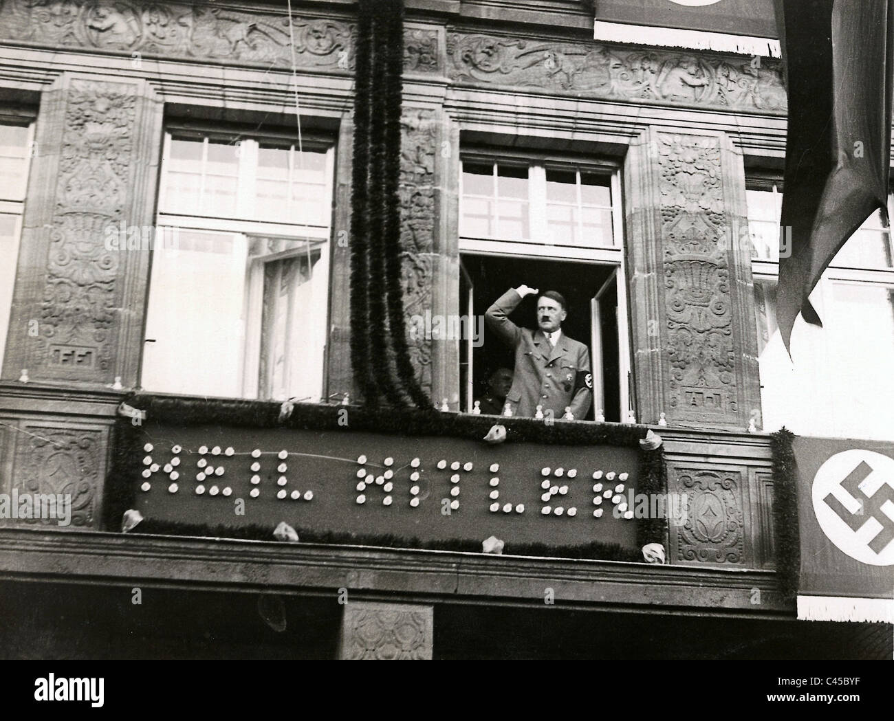 Adolf Hitler en la ventana del Hotel Deutscher Hof en Nuremberg, 1934 Foto de stock