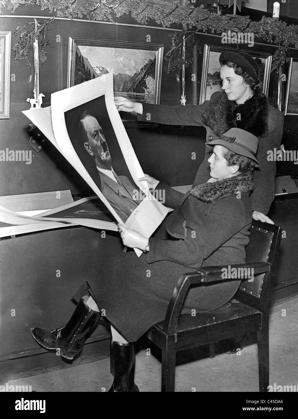 Dos mujeres mirando las ilustraciones, incluyendo un retrato de Hitler, 1937 Foto de stock