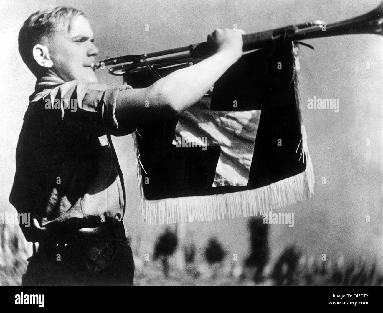 Miembro de la Juventud de Hitler golpes fanfarria en el triunfo de la voluntad, 1934 Foto de stock
