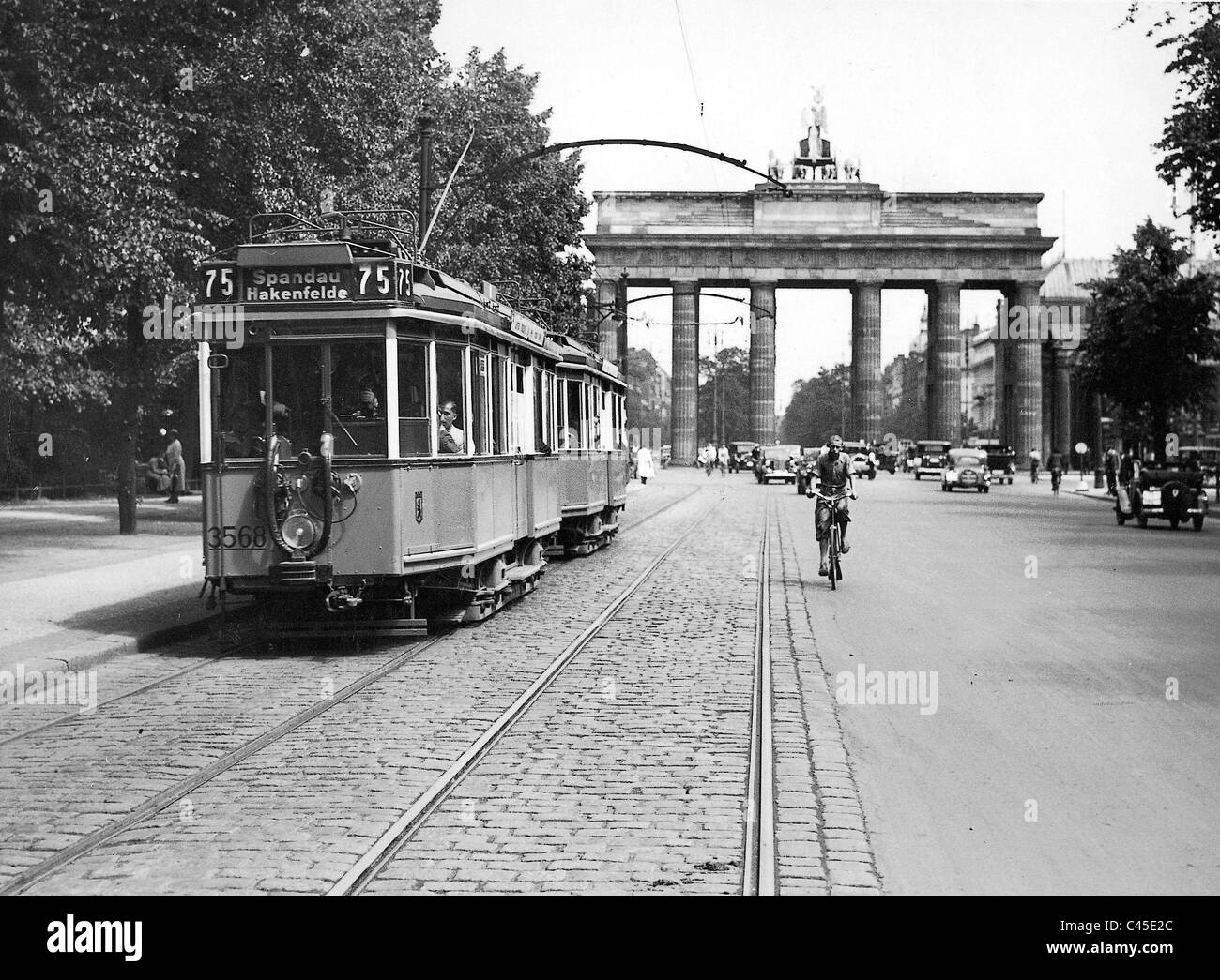 Tranvía delante de la Puerta de Brandenburgo, a comienzos de los 30s Foto de stock