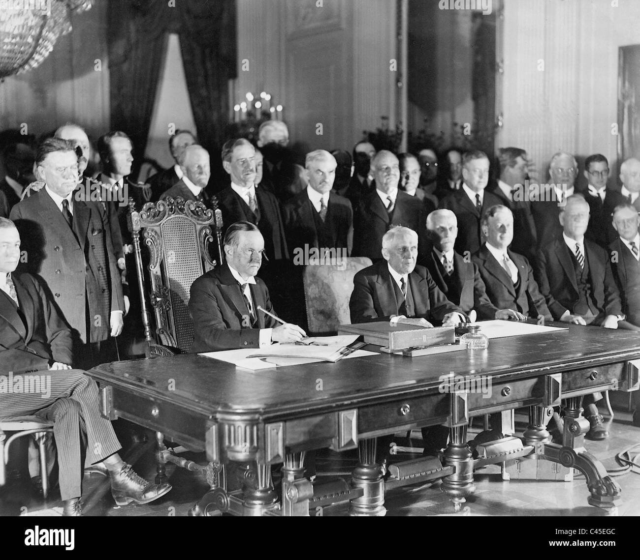 Calvin Coolidge a la firma del Pacto Briand Kellogg, 1928 Fotografía