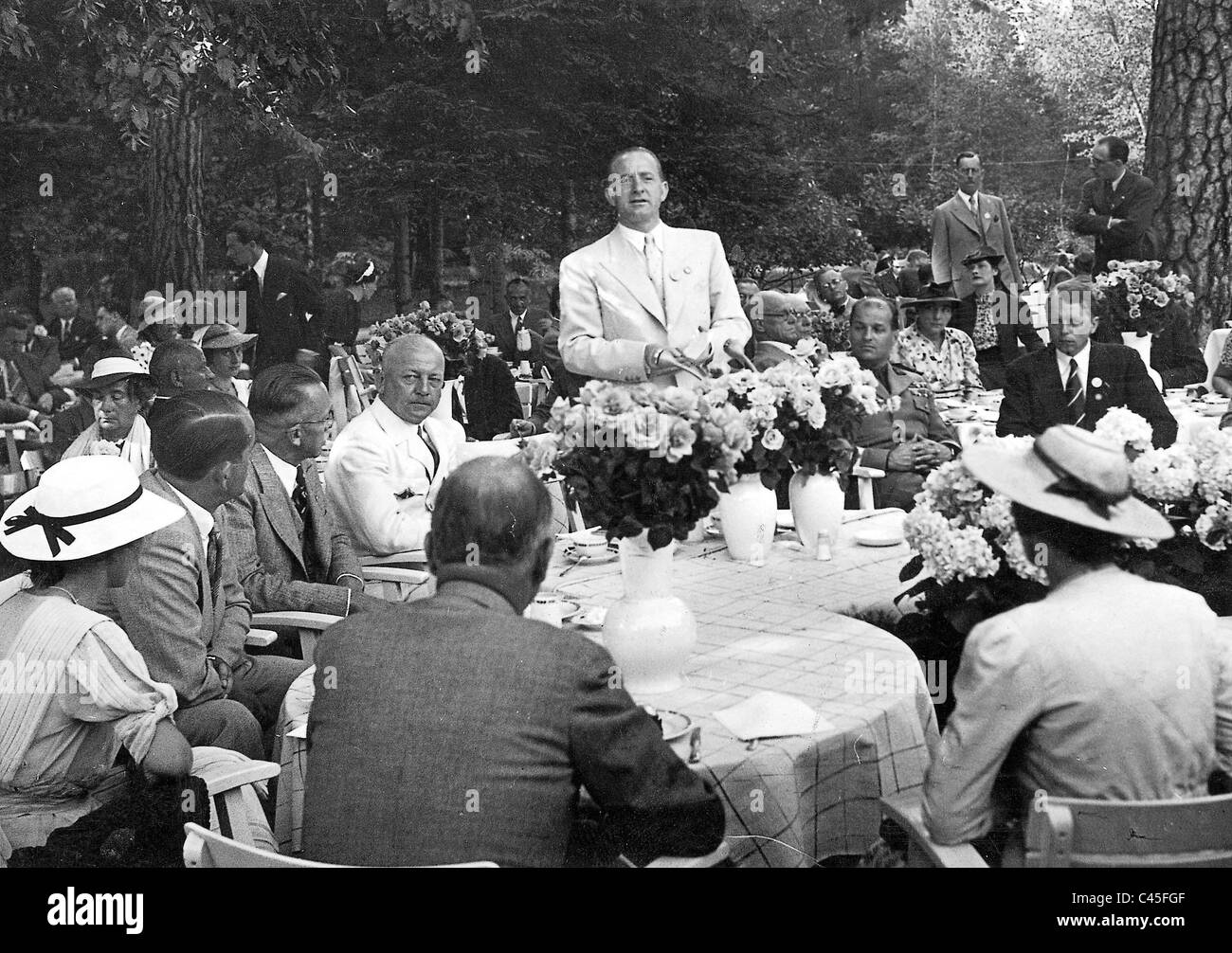 Otto Dietrich con representantes de la prensa en el parque del palacio de Nymphenburg Foto de stock