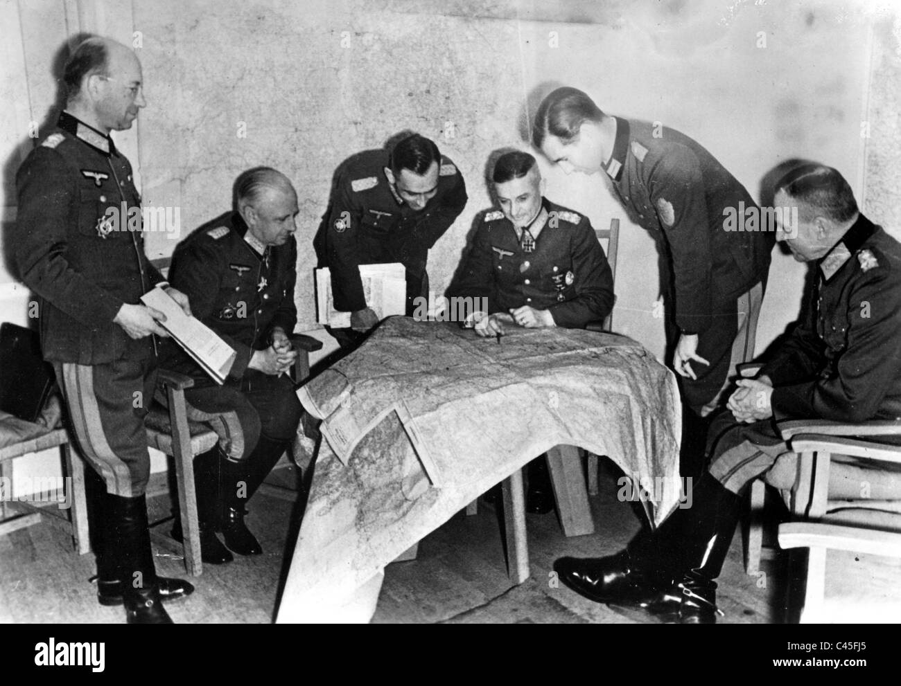 Walter modelo con oficiales en una sesión informativa Fotografía de stock - Alamy