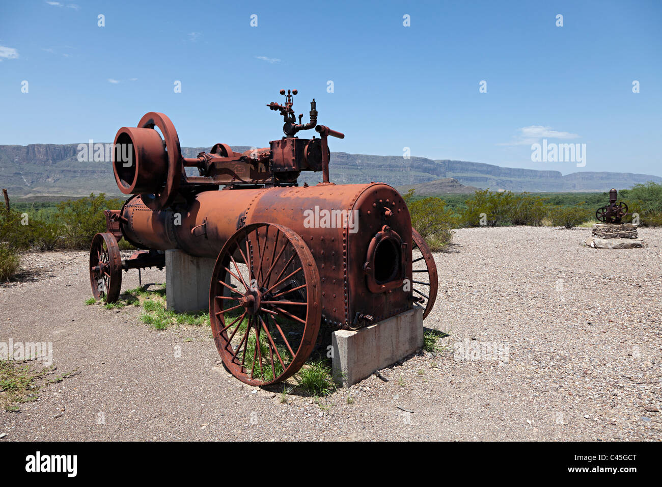 Restos de antiguos tractor En Castolon Parque Nacional Big Bend, Texas, EE.UU. Foto de stock