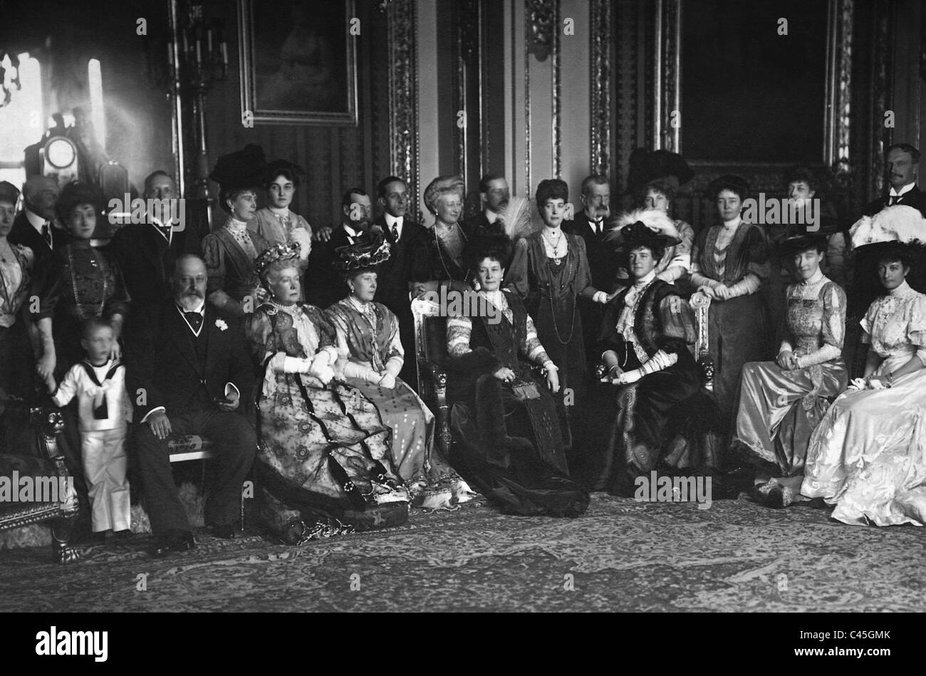 El Kaiser Wilhelm II. y Edward VII. con miembros de la nobleza europea, 1907 Foto de stock