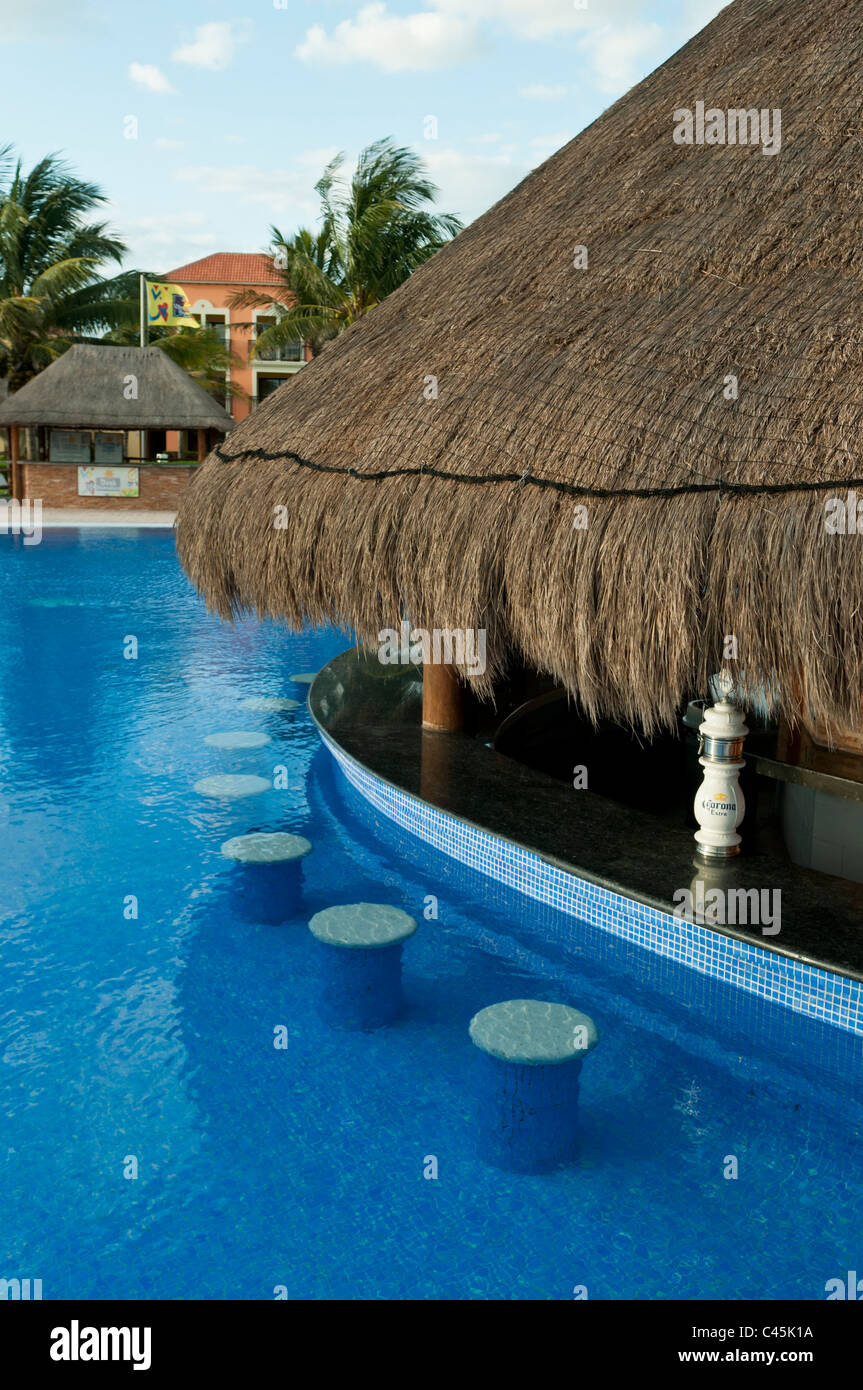 El bar de la piscina en un resort en la Riviera Maya en México, el Caribe  Occidental en un día nublado. Heces submarino en el bar Fotografía de stock  - Alamy