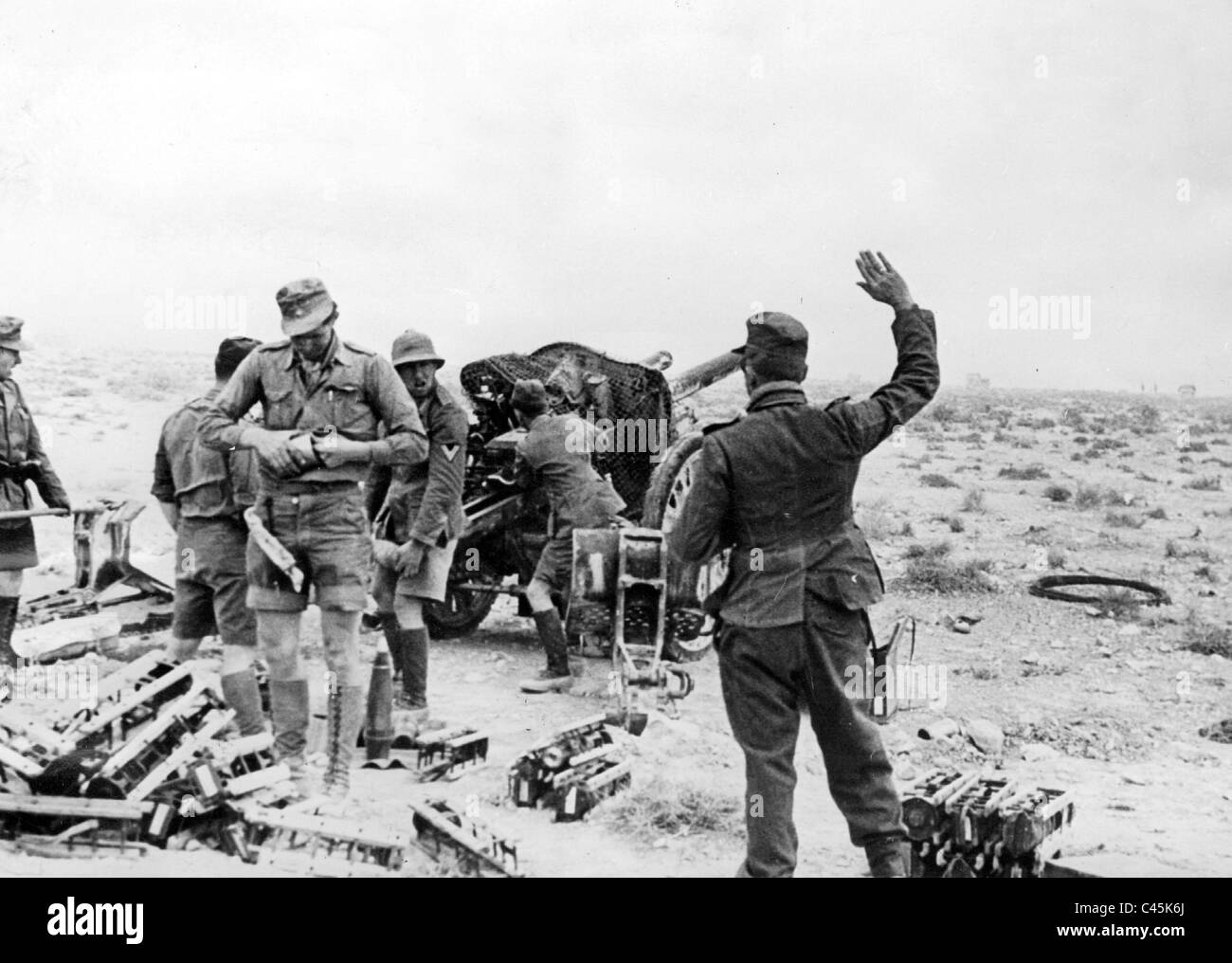 La artillería dispara a Tobruk, 1941 Foto de stock