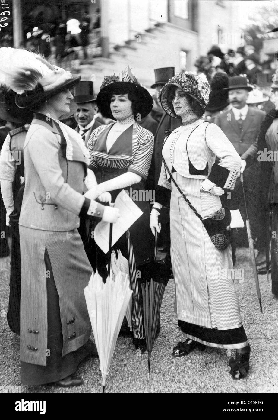 La moda femenina desde 1911 Fotografía de stock - Alamy