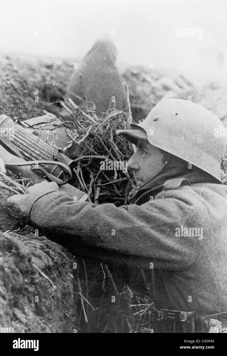 Soldado alemán en posición en Pomerania, 1945 Foto de stock