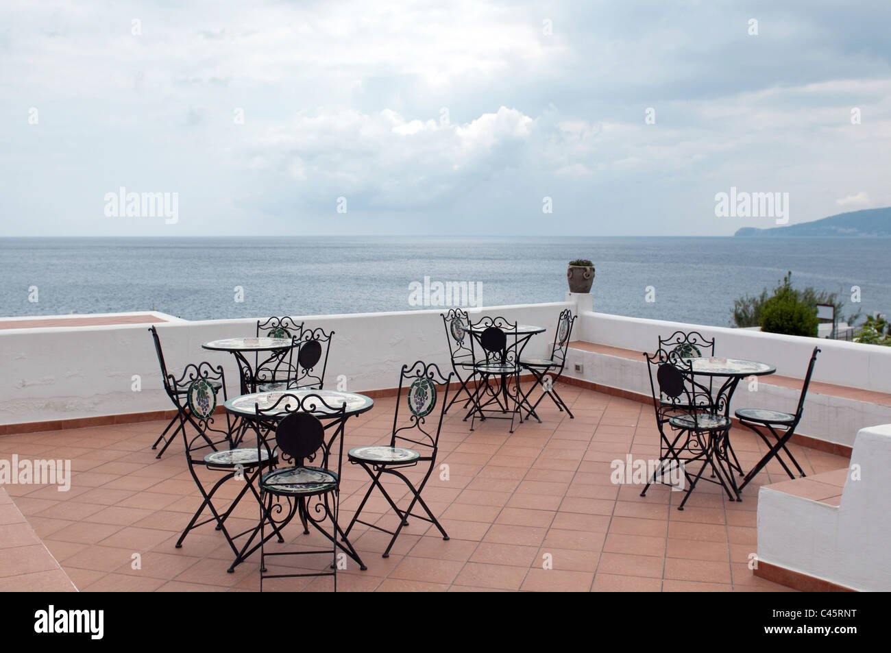 Vista desde la terraza del restaurante en Santa Marina di Salina, las islas Eolias, en Sicilia, Italia Foto de stock