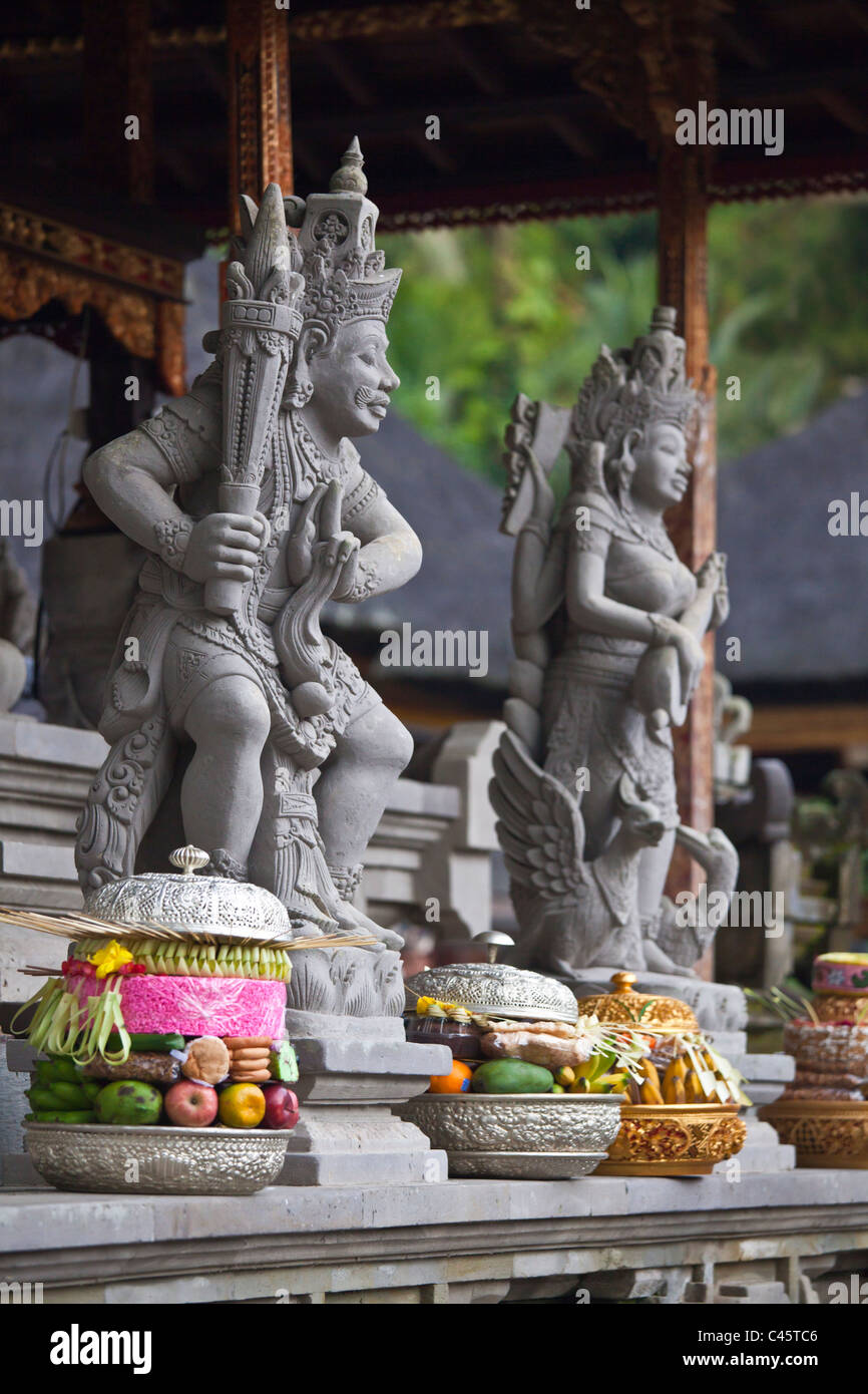 Ofrendas en la pura TIRTA EMPUL complejo del Templo durante el festival