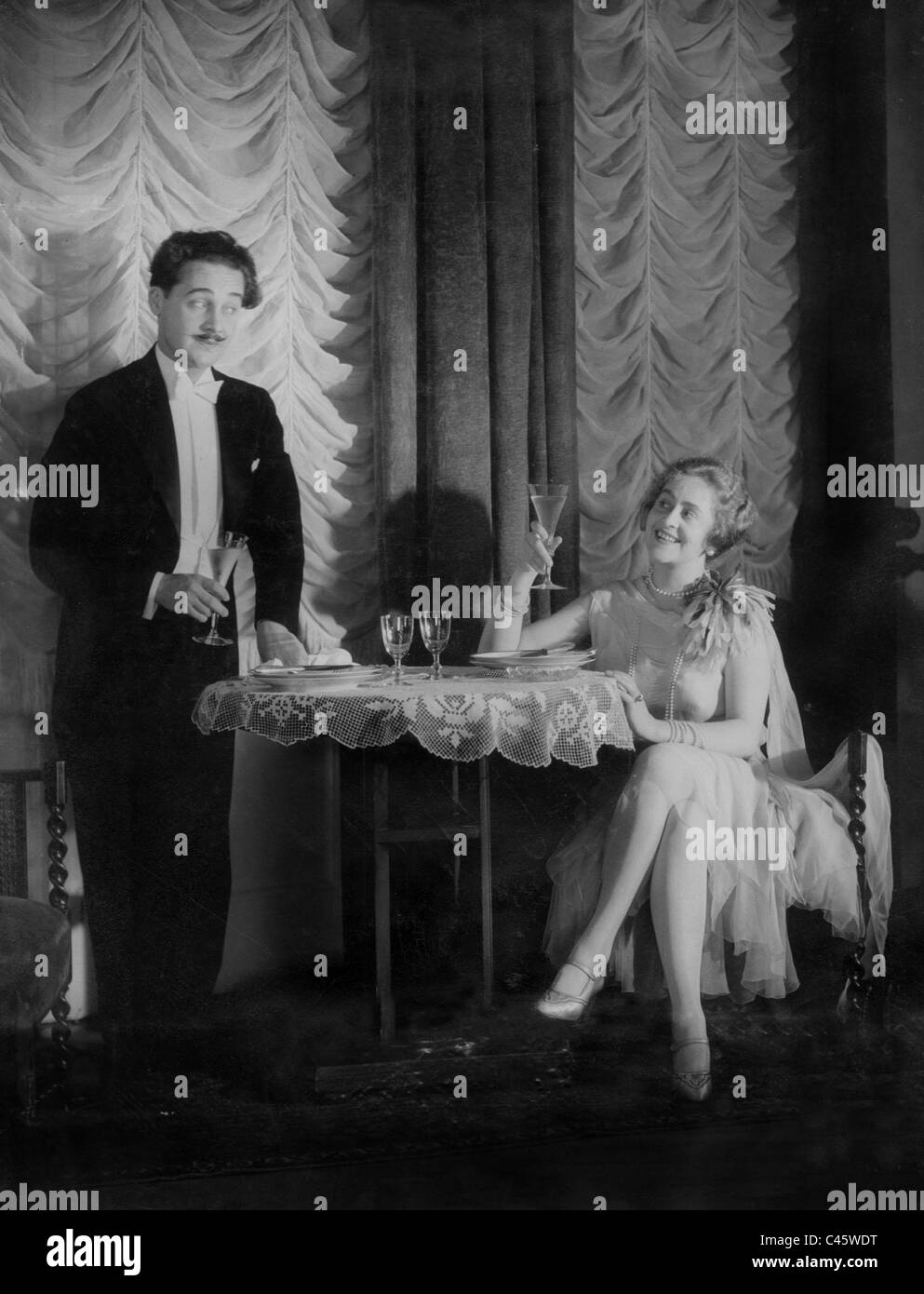 Max Hansen y Carol Toelle en 'Miss' Mama, 1928 Foto de stock
