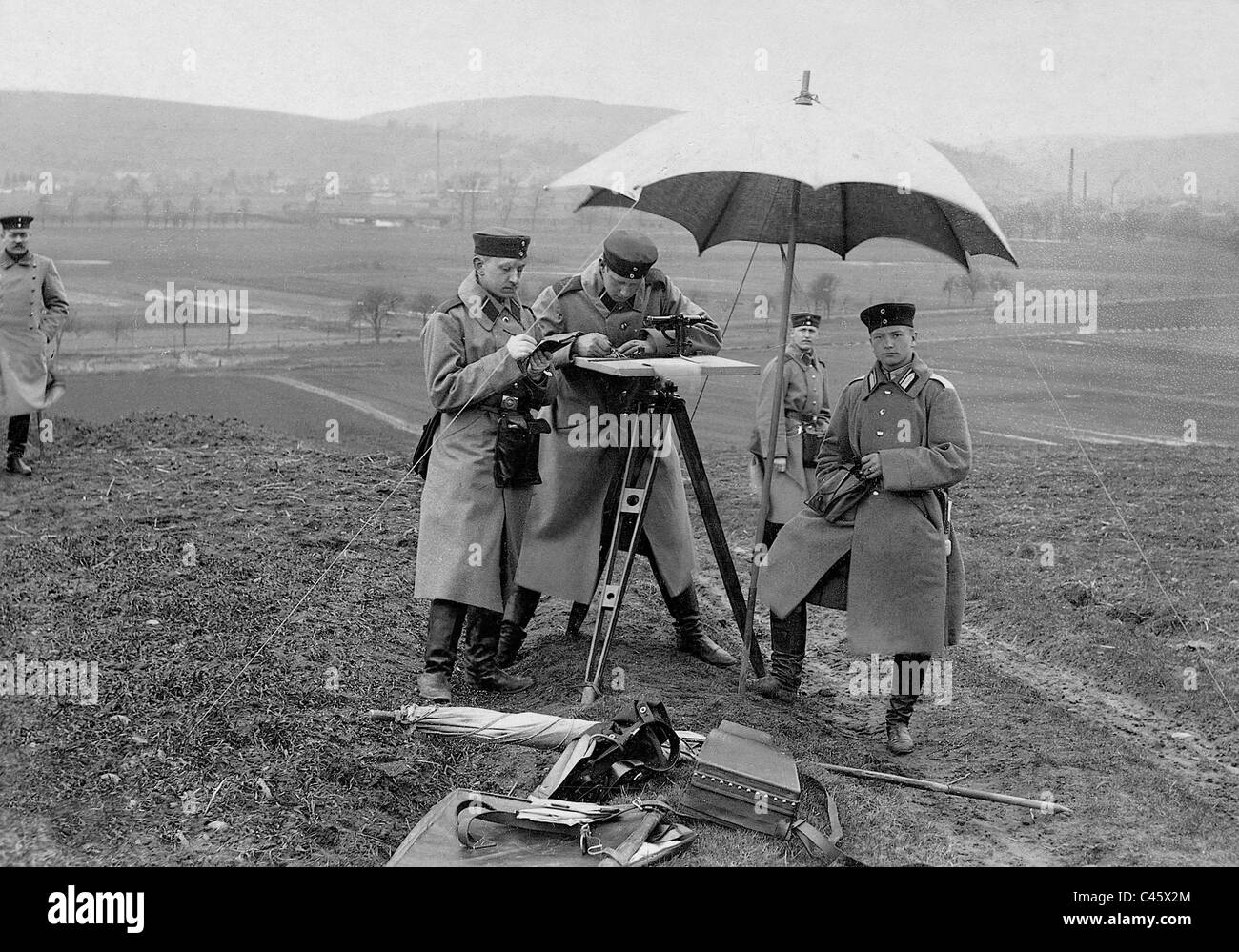 Estudiante de guerra alemana con un aparato de medición, 1903 Foto de stock