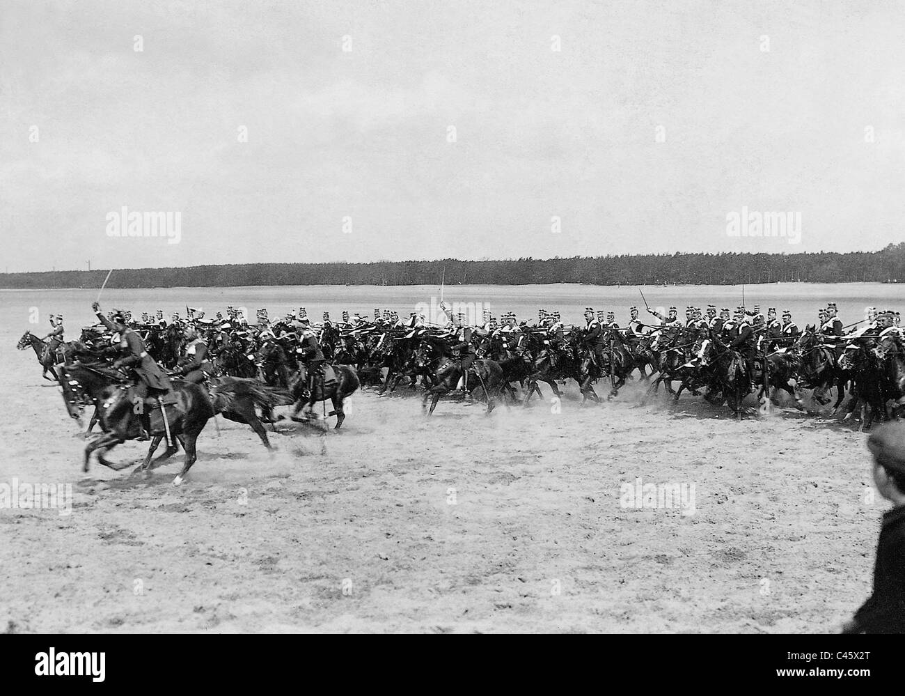 Durante un ataque de caballería maniobras, 1912 Foto de stock