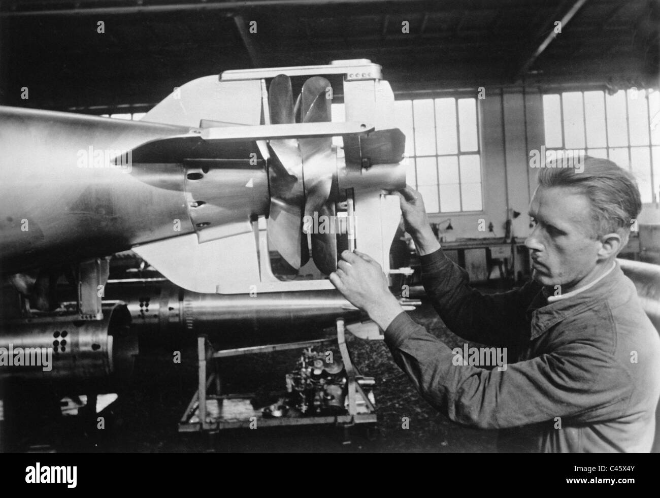 Producción de torpedo Friedrichsort cerca de Kiel, 1942 Foto de stock