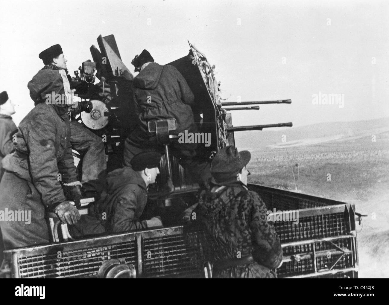 Antiaéreo alemán durante la ofensiva en Hungría, 1945 Foto de stock