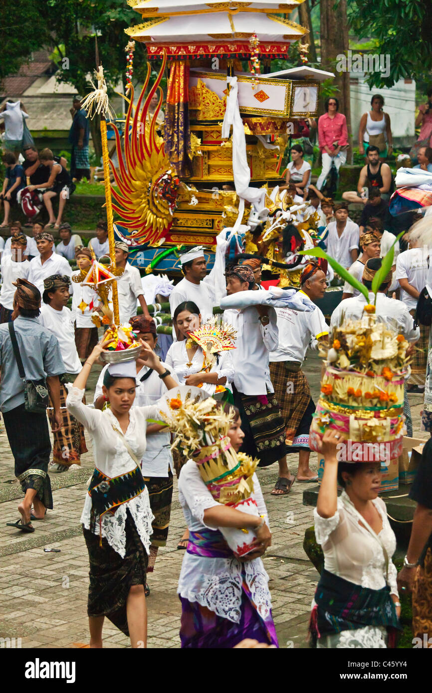 Un estilo hindú cremación procesión donde el cadáver es transportado en una pagoda - UBUD, BALI, INDONESIA Foto de stock