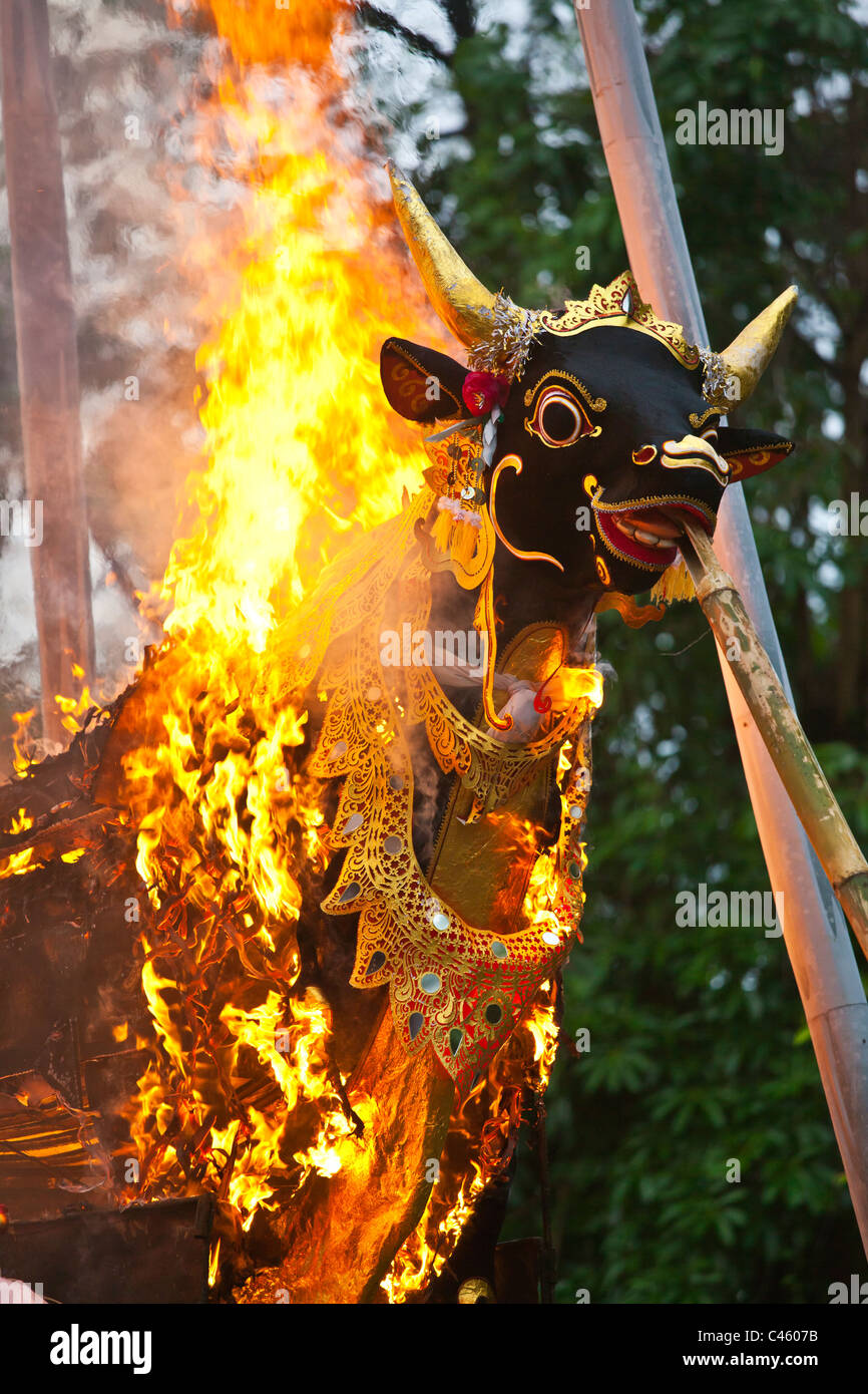 Un estilo hindú cremación donde el cadáver se quema dentro de un toro de madera - UBUD, BALI, INDONESIA Foto de stock