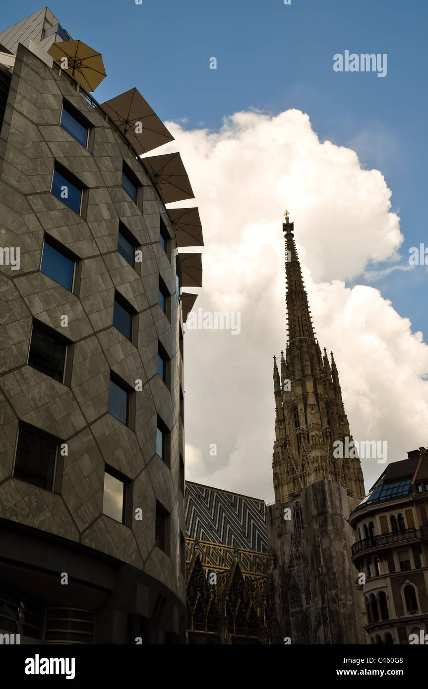 Antigua Nueva arquitectura opuestos en viennas stephansplatz Foto de stock