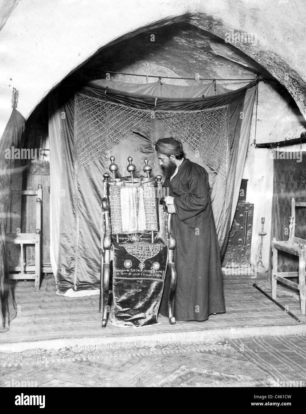Samaritano sumo sacerdote con original del Pentateuco (Torá) 1927 Foto de stock