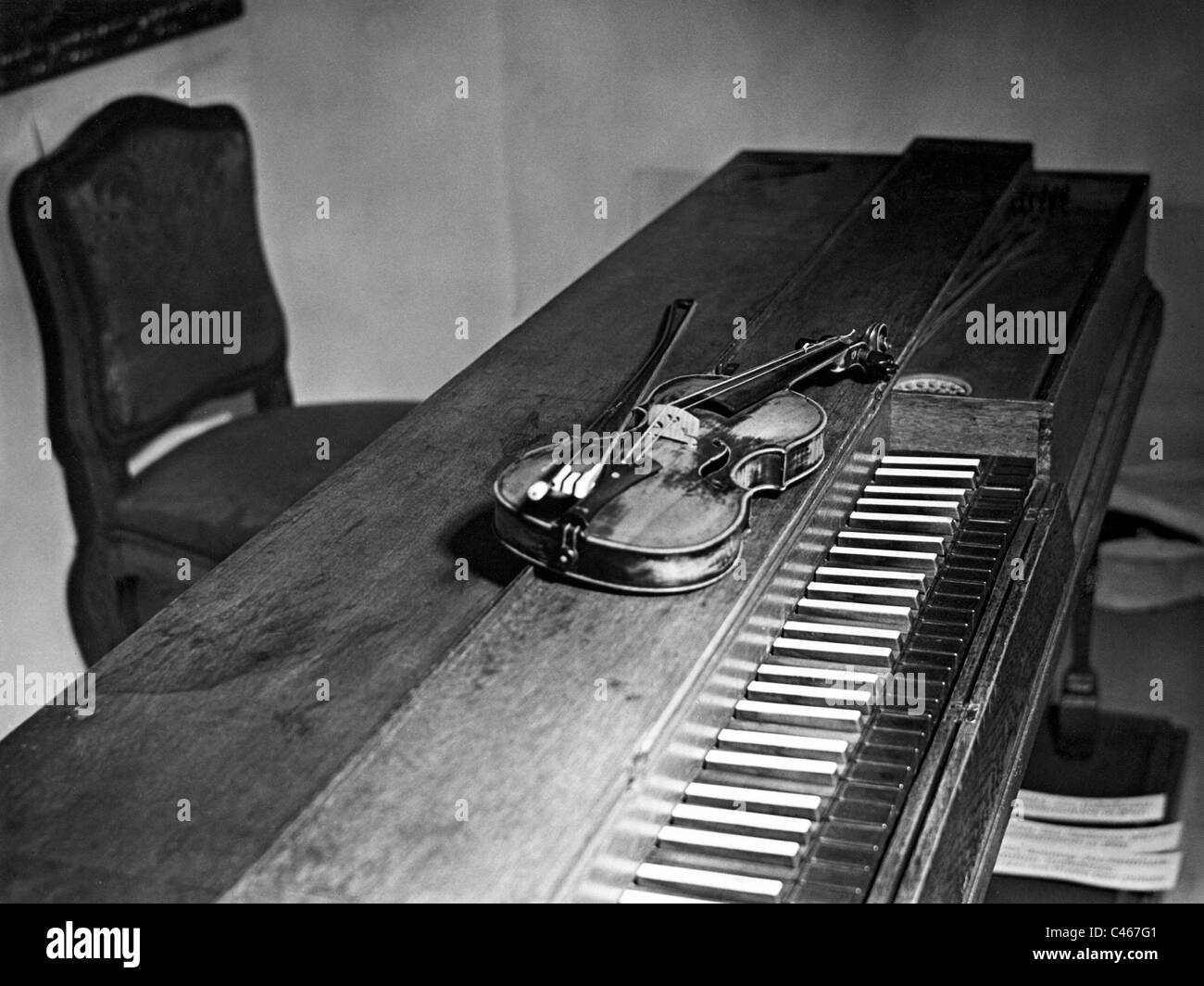 Violín y clavicordio de Wolfgang Amadeus Mozart, 1939 Fotografía de stock -  Alamy