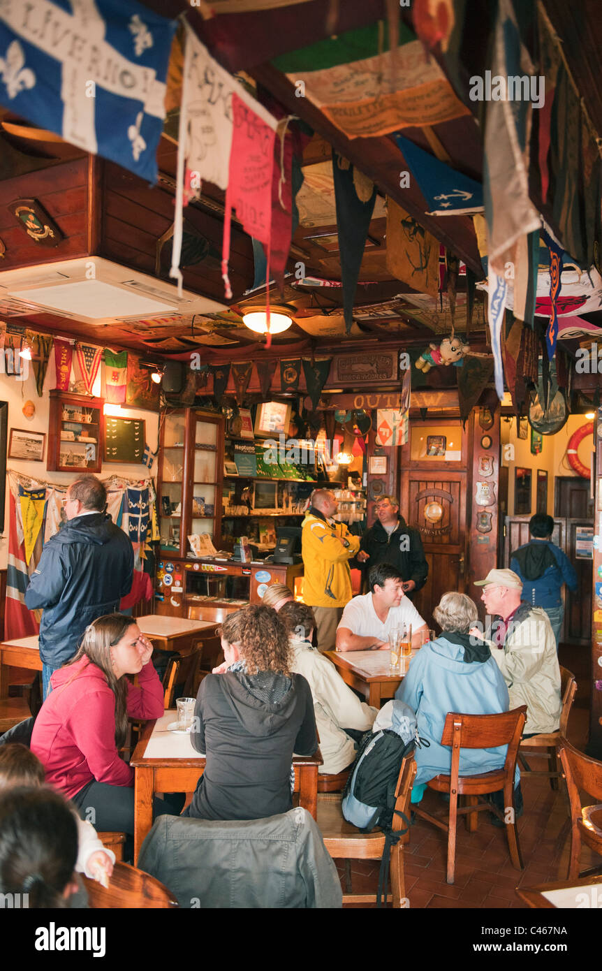 Interior, Peter's Café Sport, Horta, Faial, Azores : legendario marineros transatlánticos abrevadero Foto de stock