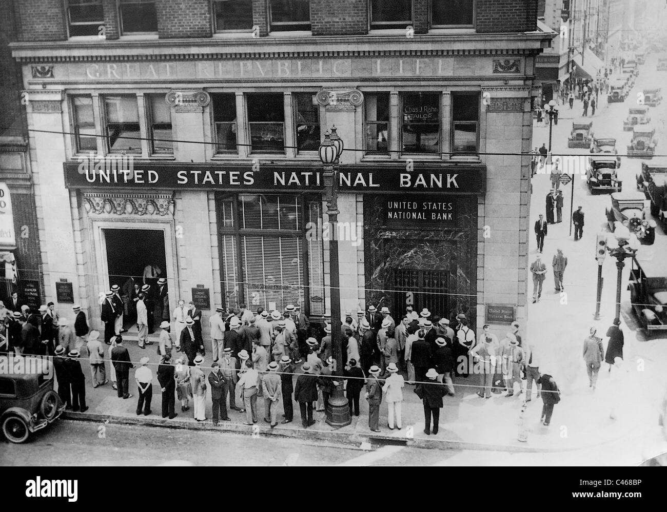 Los clientes delante de un banco cerrado durante la Gran Depresión, 1932 Foto de stock