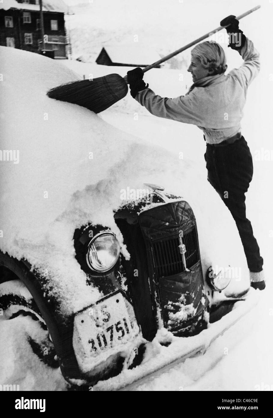 Un coche cubierto de nieve en el invierno, 1938 Foto de stock
