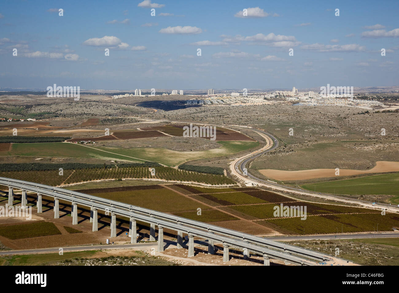 Fotografía aérea de un gran puente de tren en la llanura Foto de stock